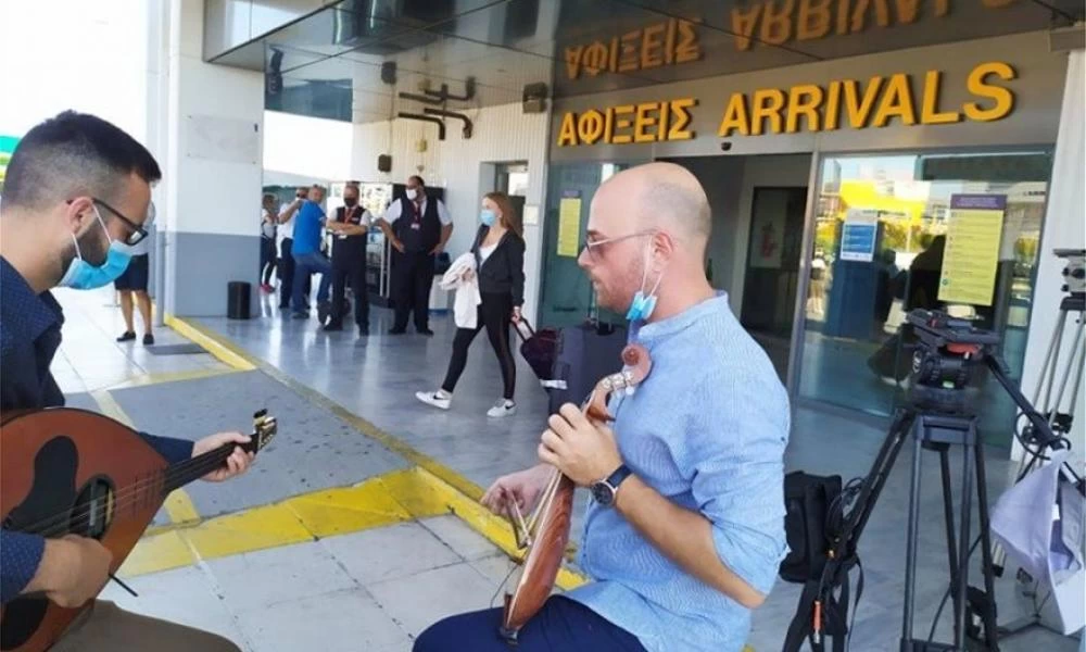 Με μουσικές, λύρες και δώρα η υποδοχή των τουριστών στα νησιά μας
